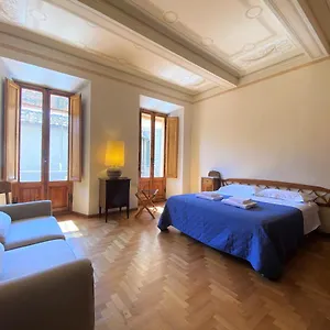 https://la-fonte-with-balcomy-closeby-piazza-del-campo.it-tuscanyhotel.com